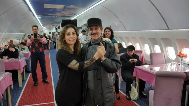 Kadınlar ve yaşlılar "restoran uçak"ta eğlendi