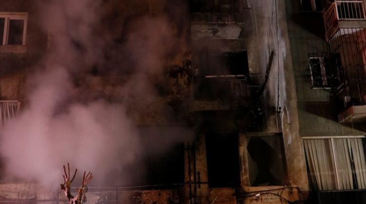 İzmir'de yangında dumandan etkilenen yaşlı kadın öldü