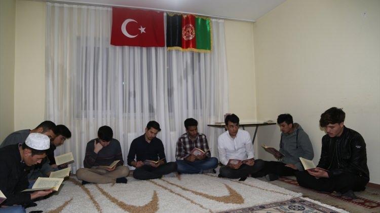 Afgan üniversite öğrencilerinden Mehmetçik için dua