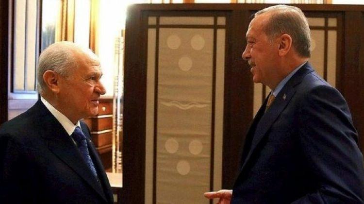 Erdoğan, Bahçeli'ye masasındaki anketi gösterdi!