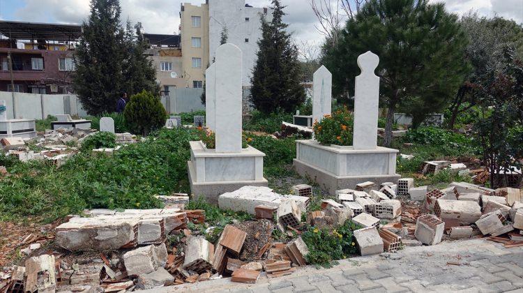 Mezarlığın gömü alanındaki kaçak duvarlar yıkıldı