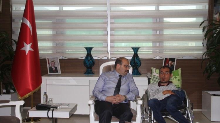 Engelli yazar Karabulut, Vali Ustaoğlu'nu ziyaret etti