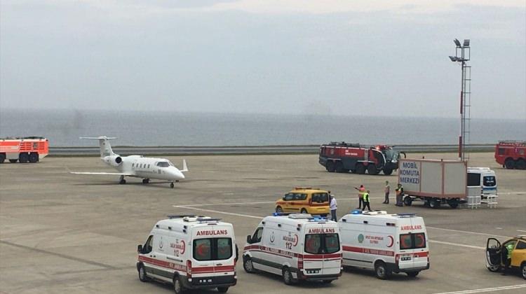 Arızalanan ambulans uçak Trabzon'a acil iniş yaptı