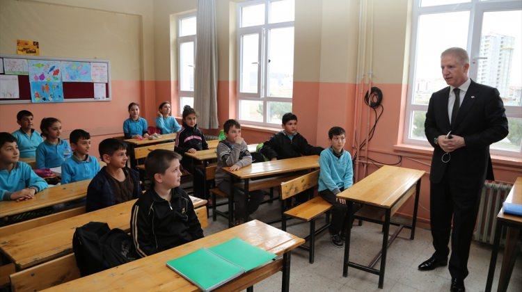 Vali Gül, Şehit Talha Emre Zileligil İlkokulu'nu ziyaret etti