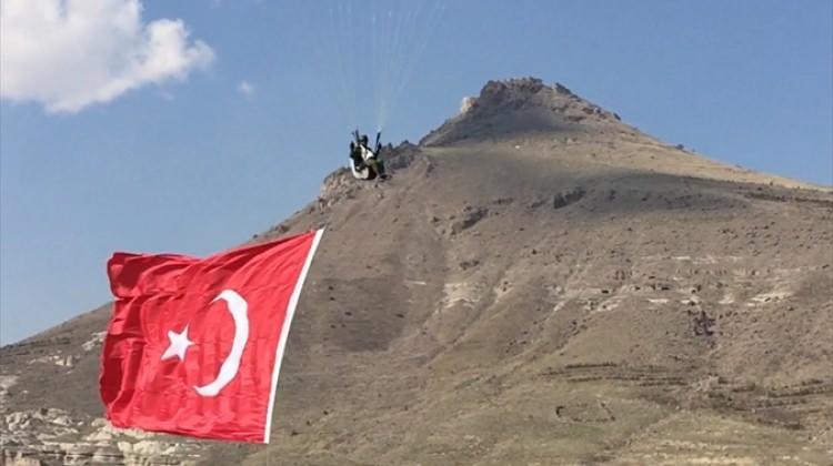 Mehmetçik'e destek için gökyüzünde bayrak açtılar