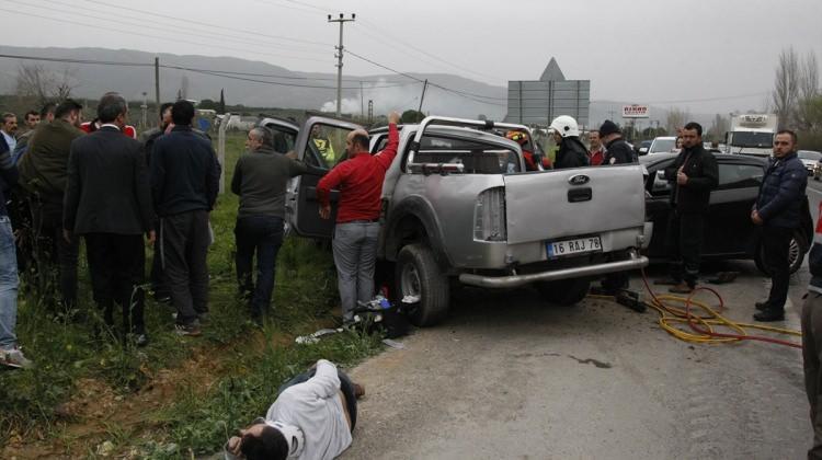 Bursa'da kamyonetle otomobil çarpıştı: 1 ölü, 7 yaralı