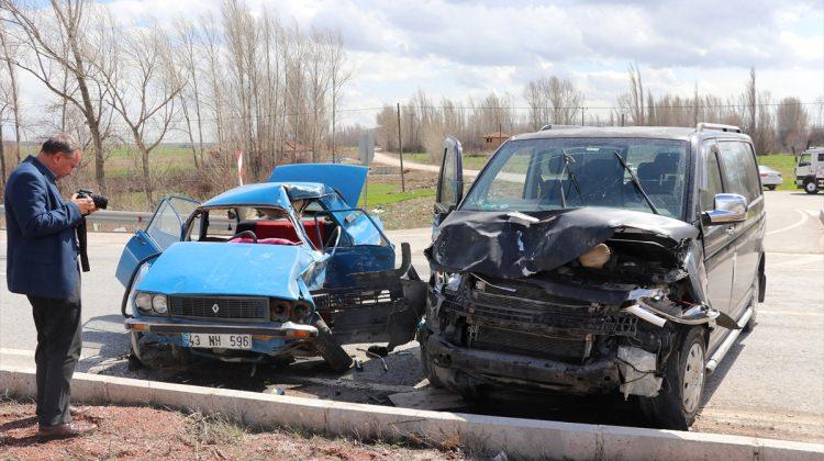 Kütahya'da minibüs ile otomobil çarpıştı: 2 ölü, 2 yaralı