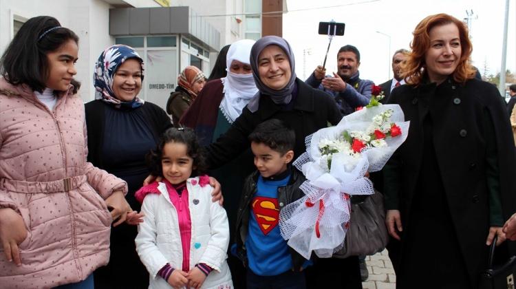 Sare Davutoğlu Erciş'teki kız öğrenci yurdunu ziyaret etti