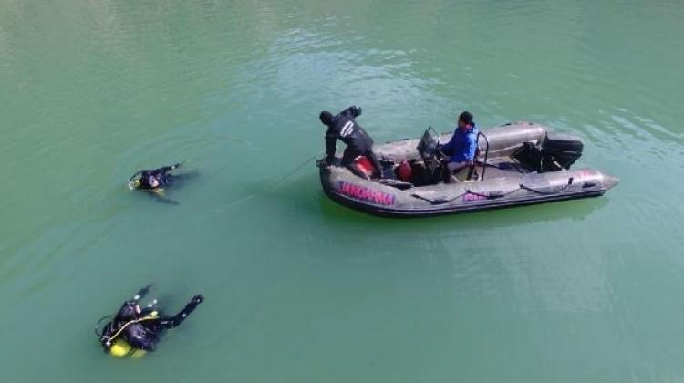 Baraj gölünde kaybolan kişiyi dalgıçlar arıyor