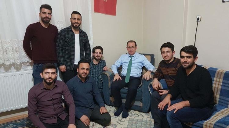 Rektör, öğrencilerin çiğ köfte davetine katıldı