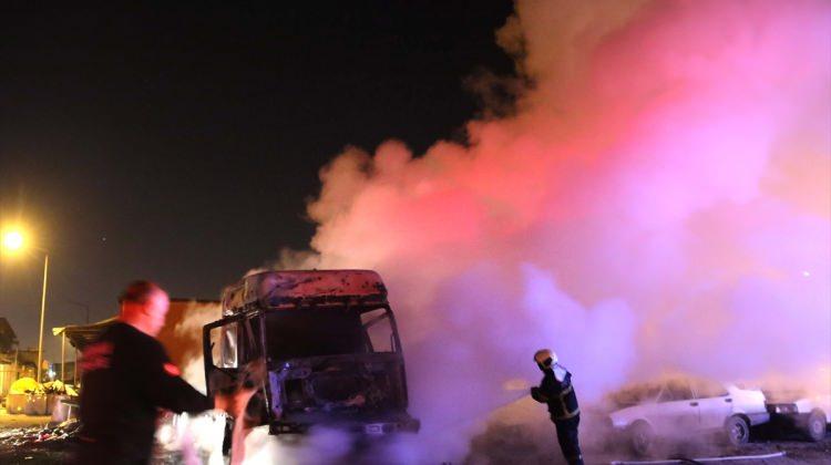 Adana'da hurda araç deposunda yangın