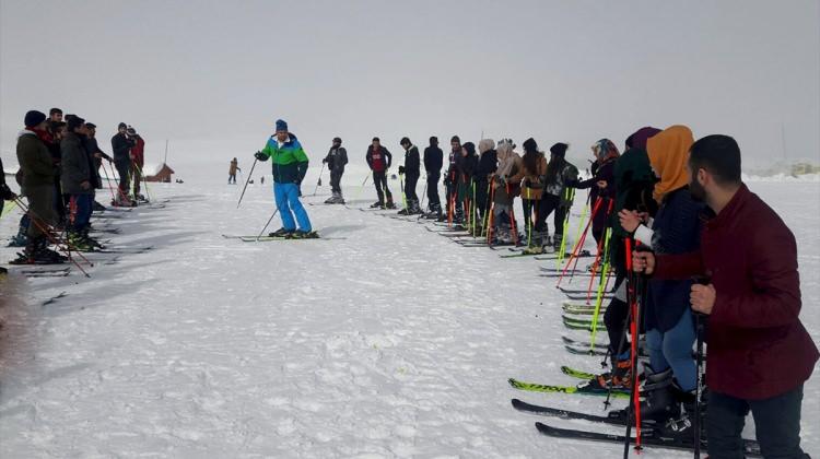 Hakkari Üniversitesi öğrencilerine kayak eğitimi