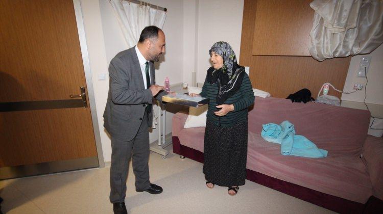 Başkan Özaltun'dan hastalara Kur'an-ı Kerim ve seccade