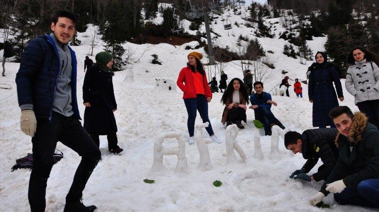 Üniversite öğrencileri kar şenliğinde Mehmetçiği unutmadı