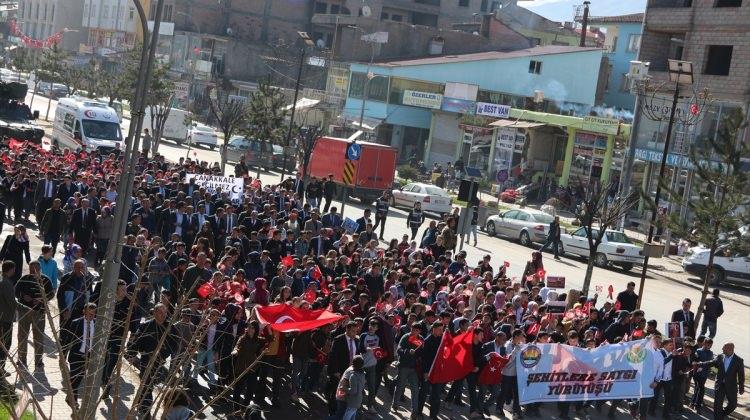 Bitlis'te "şehitlere saygı" yürüyüşü