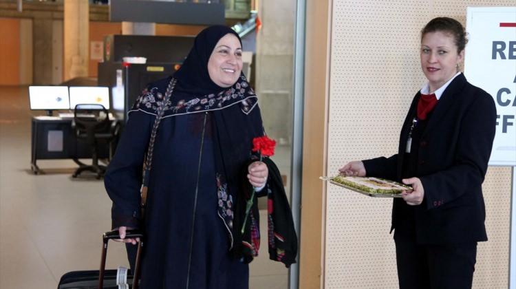 İsrailli turistler Dalaman havalimanında çiçeklerle karşılandı