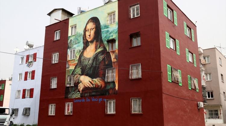 Da Vinci'nin Mona Lisa'sı bina duvarında