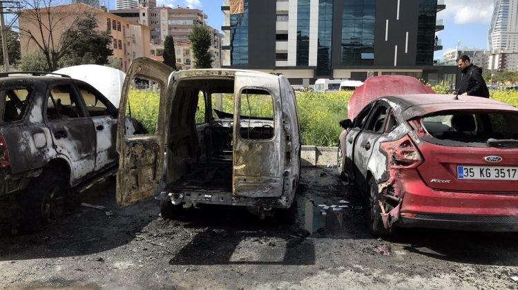 İzmir'de 3 araç yandı