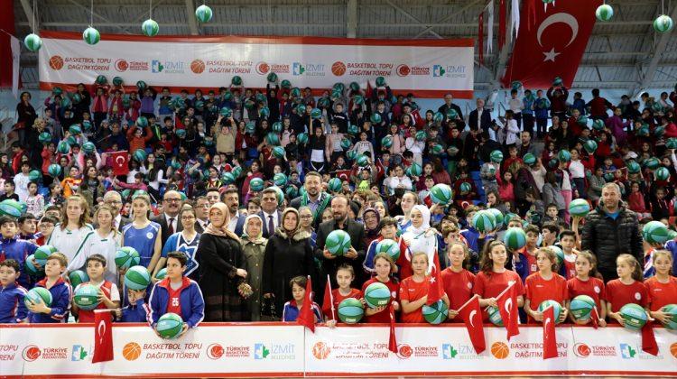 İzmit'te 10 bin öğrenciye basketbol topu