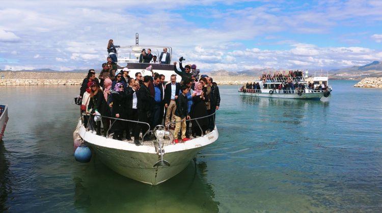 İranlılar "Van Denizi"nde eğlendi