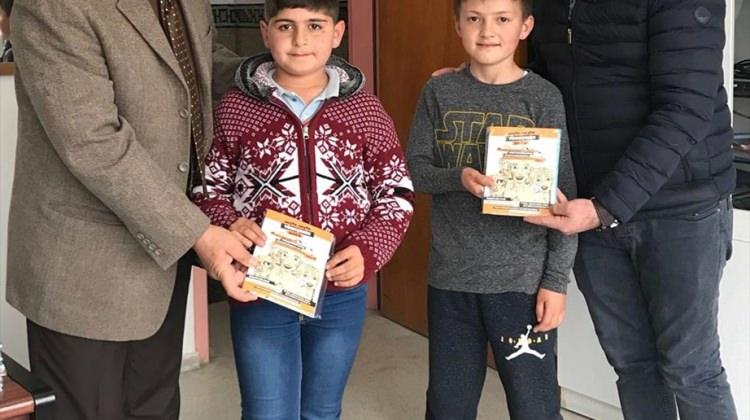 Gölbaşı Belediyesi Türkçe'nin zenginliğini anlatan kitap dağıttı