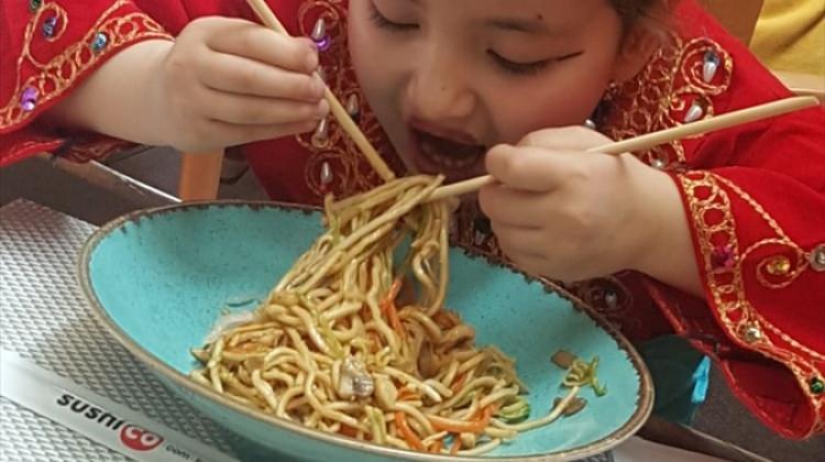 Çocuklar Çin yemekleriyle tanıştı