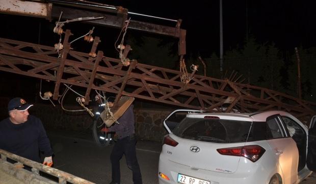Edirne'de otomobil elektrik direğine çarptı