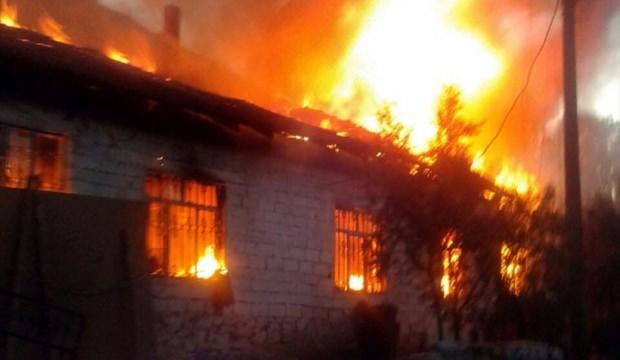 Muğla'da ahşap ev yandı