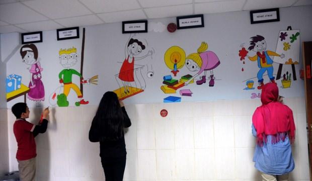 Deyimlerin karikatürleri okul duvarlarına çizildi