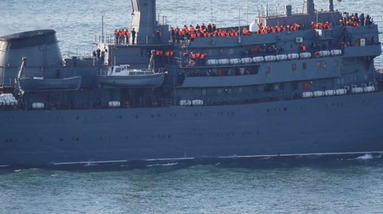 Rus askeri Boğazdan böyle geçti: Onlarca asker...