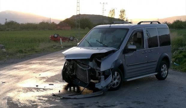 Erzincan'da trafik kazası: 1'i çocuk 5 yaralı