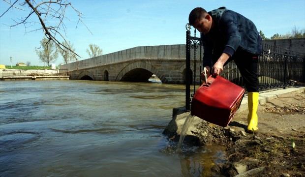 Kırkpınar Er Meydanı'na sürüklenen balıklar nehre salındı