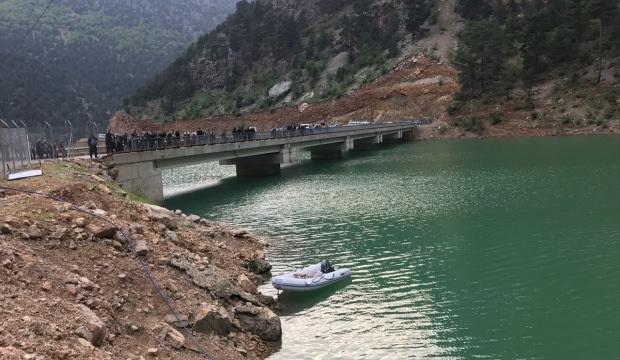 Adana'da otomobil baraj gölüne devrildi