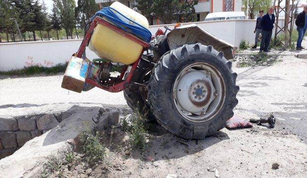 Kayseri'de otomobil ile traktör çarpıştı: 2 yaralı