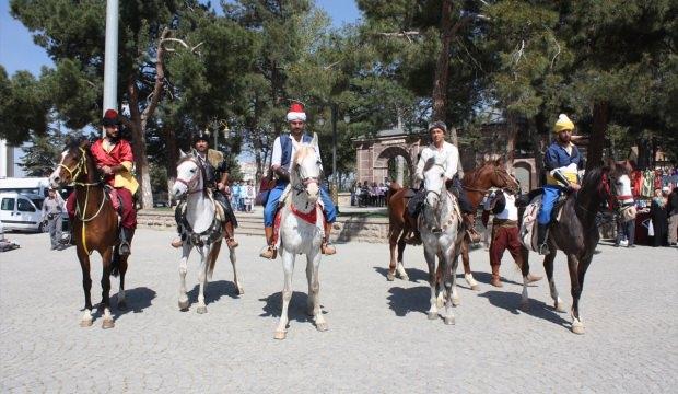 Eskişehir'den Bilecik'e dedelerini ziyarete "at"la geldiler