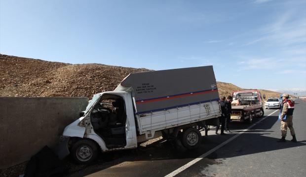 Erzurum'da kamyonet duvara çarptı: 1 ölü, 1 yaralı
