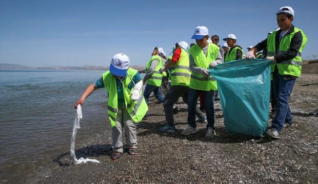 Öğrenciler Van Gölü sahilinde çöp topladı