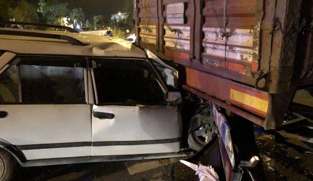 Antalya'da otomobil tıra çarptı: 1 ölü