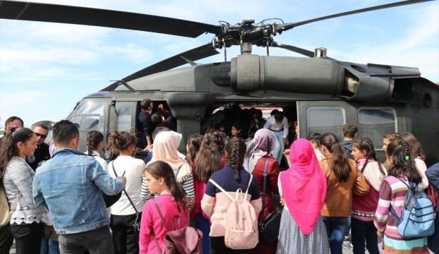 Gürpınar'da öğrencilere helikopter tanıtıldı