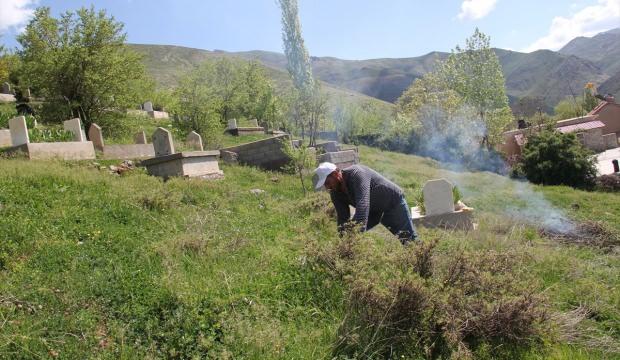 Bitlis'teki mezarlıklarda temizlik çalışması
