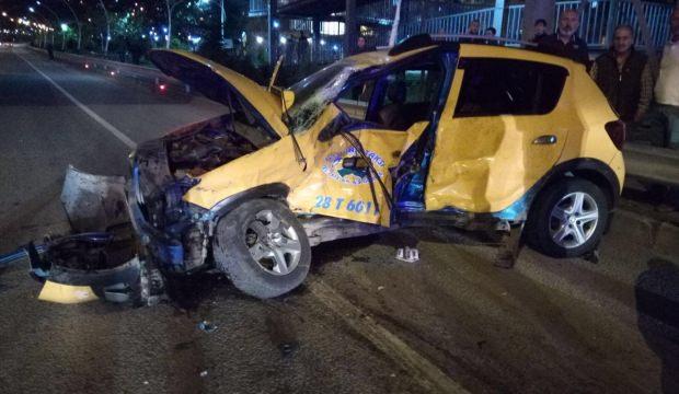 Giresun'da kamyonetle taksi çarpıştı: 4 yaralı