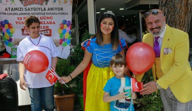 İzmir'in "renkli adamı"ndan çocuklara 23 Nisan'da döner ikramı