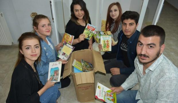 Üniversitelilerden köy çocuklarına oyuncak ve kitap