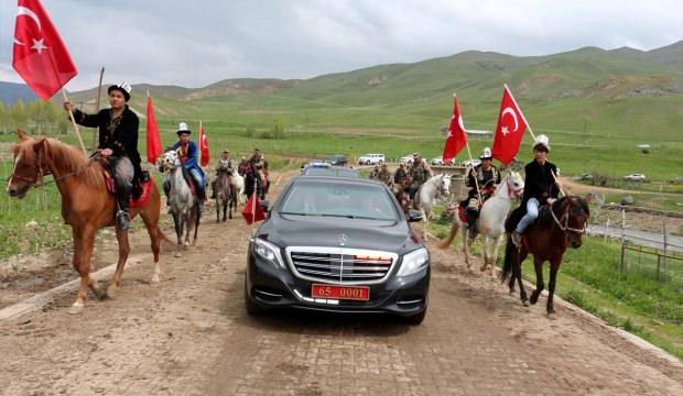 Kırgızlar, Vali Zorluoğlu'nu yöresel kıyafetlerle karşıladı