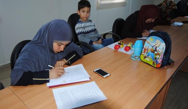 Suriyeli kadınlar çocuklarıyla Türkçe okuma yazma seferberliğine katıldı