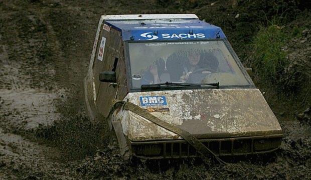 Off-road tutkunu kadınlar pistlerin tozunu attırıyor
