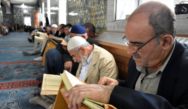 Elazığ'ın tarihi camileri mukabele halkalarıyla şenlendi