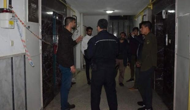 7 kişinin bindiği asansör zemine çakıldı