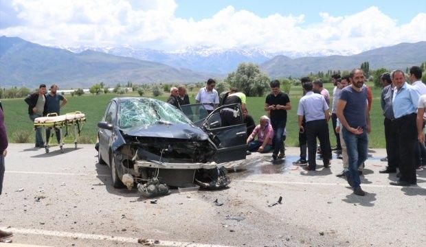 Erzincan'da otomobil aydınlatma direğine çarptı: 3 yaralı
