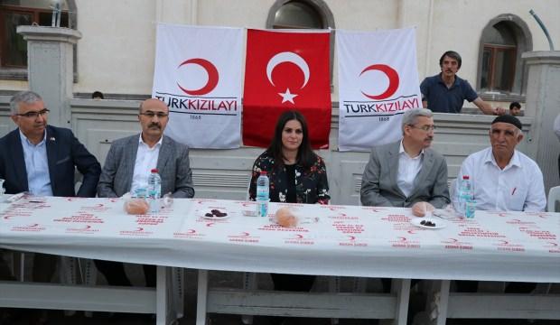Bakan Sarıeroğlu Adana'da vatandaşlarla iftar yaptı